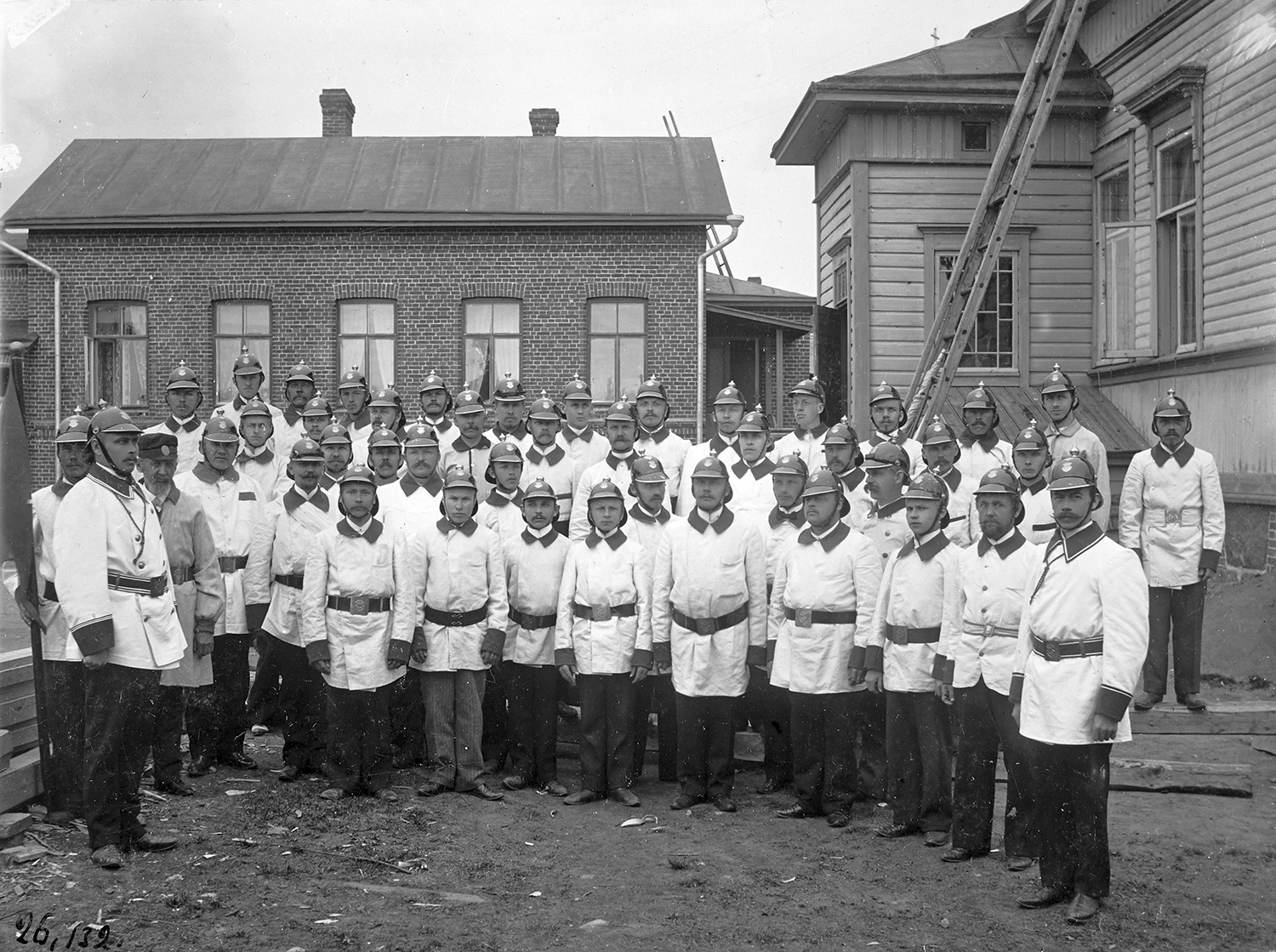 Пожарная команда во дворе дома Леандера hist 0046